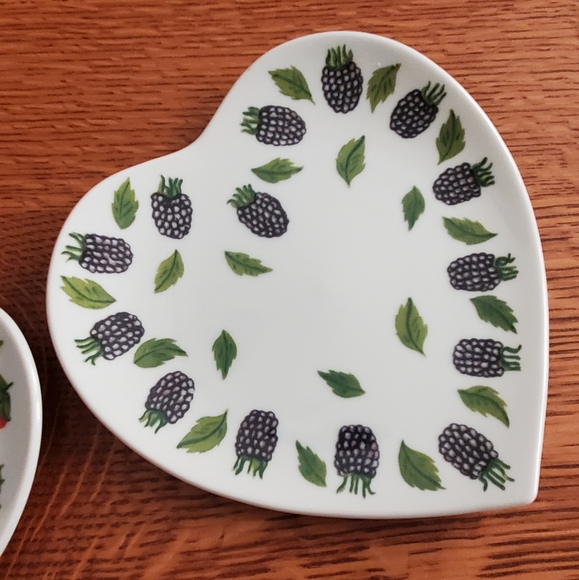 Williams-Sonoma La Fraise Chene Heart Shaped Side/Dessert Plates, set of 4 - Picture 5 of 7